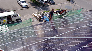 Installation einer Photovoltaikanlage auf einem Hausdach